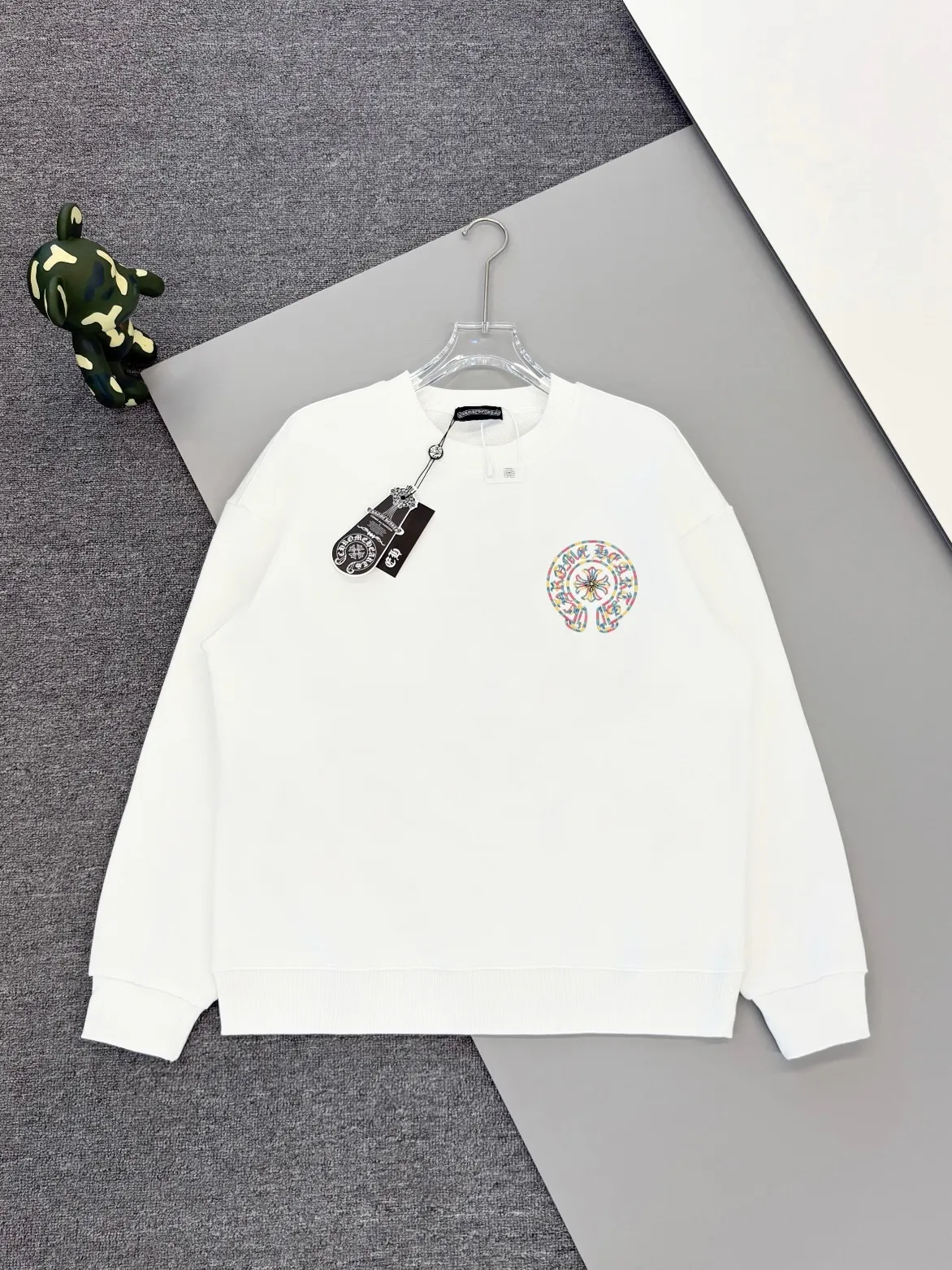 P250 [High Quality] Chrome Hearts Embroidery🪡Cross + Horseshoe‼ ️Round neck sweatshirt *Customized 420g terry cotton fabric, the fabric is soft, skin-friendly and comfortable *Embroidery process: front cross + rivet embroidery *A very simple and elegant classic continuation. It is unparalleled in terms of upper body comfort, interpreting your luxury and taste, and creating your fashion style and charm. Three complete standards. Same style for men and women. 𝐂𝐎𝐋𝐎𝐔𝐑: Black/White 𝐒𝐈𝐙𝐄: S-XL